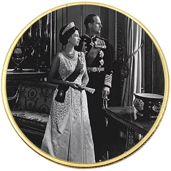 Queen Elizabeth II coin and pin - Picture 11 of 11